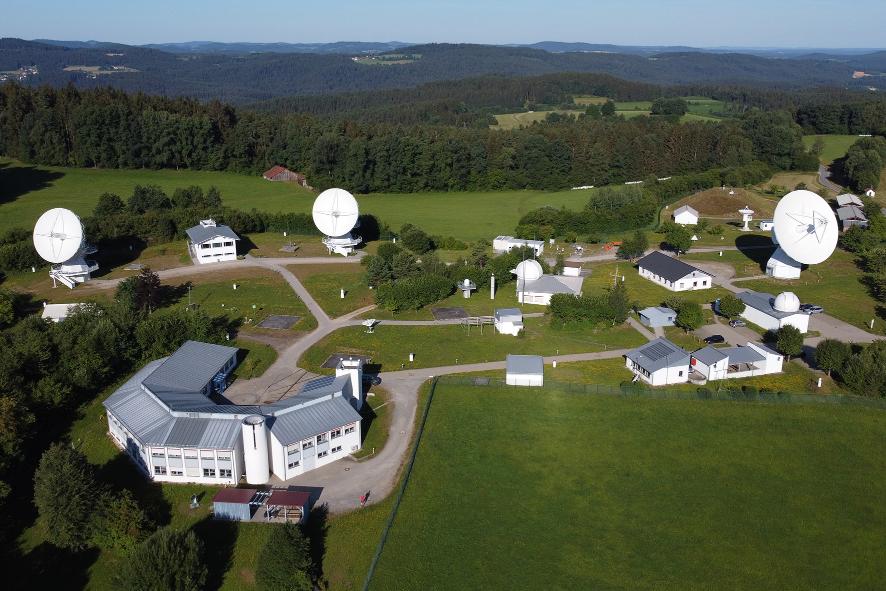 Bild zeigt eine Ansicht von oben auf das Geodätische Observatorium Wettzell im Bayerischen Wald Bild zeigt eine Ansicht von oben auf das Geodätische Observatorium Wettzell im Bayerischen Wald