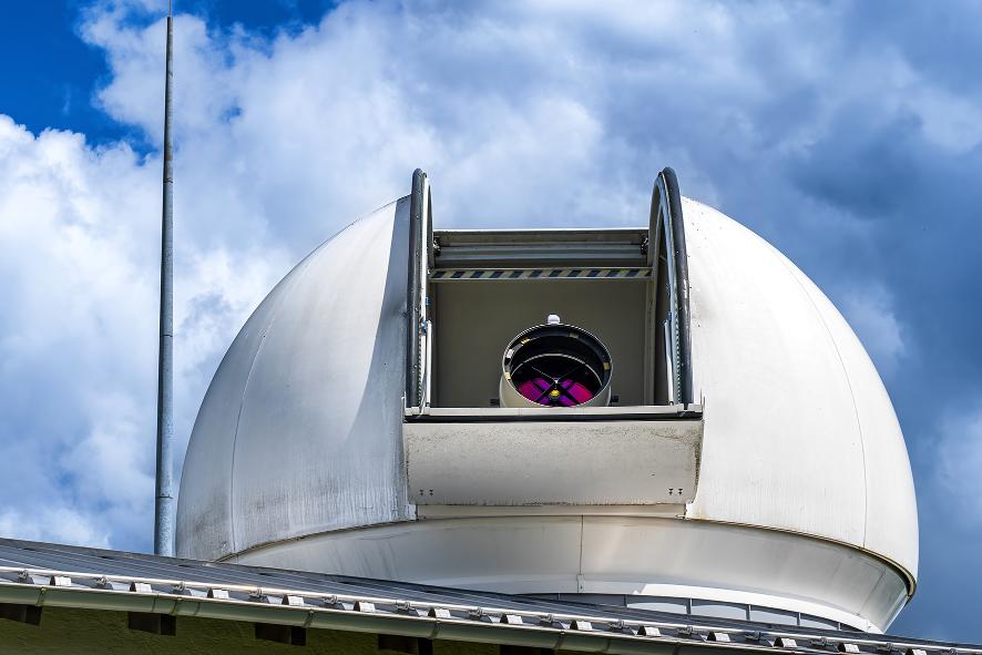 Bild zeigt ein Lasersystem zur Satellitenentfernungsmessung auf dem Geodätischen Observatorium Wettzell im Bayerischen Wald Bild zeigt ein Lasersystem zur Satellitenentfernungsmessung auf dem Geodätischen Observatorium Wettzell im Bayerischen Wald