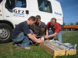 Bild zeigt die Untersuchung von Bohrkernen Bild zeigt die Untersuchung von Bohrkernen