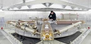 Bild zeigt eine Person auf dem Ringlaser auf dem Geodätischen Observatorium Wettzell Bild zeigt eine Person auf dem Ringlaser auf dem Geodätischen Observatorium Wettzell
