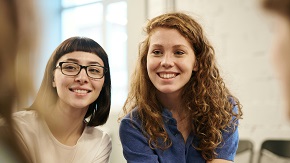 verweist auf: Werkstudent / Werkstudentin Bild zeigt zwei junge Frauen (verweist auf: Werkstudent / Werkstudentin)