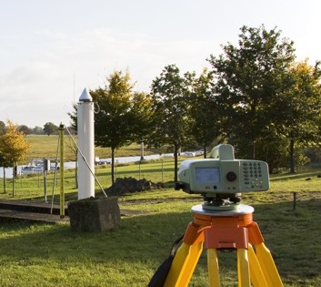 Das Bild zeigt die Höhenmessung an einer GREF-Station Das Bild zeigt die Höhenmessung an einer GREF-Station