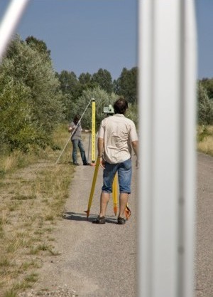 Das Bild zeigt die Ausführung des Nivellements für den Höhenanschluss Das Bild zeigt die Ausführung des Nivellements für den Höhenanschluss
