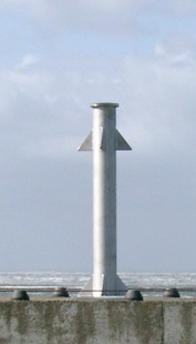 Das Bild zeigt den montiertern Stahlpfeiler mit temporärer Antenne