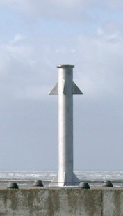 Das Bild zeigt den montiertern Stahlpfeiler mit temporärer Antenne Das Bild zeigt den montiertern Stahlpfeiler mit temporärer Antenne