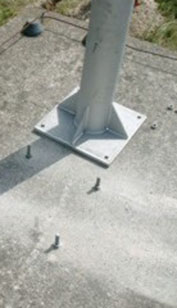 Das Bild zeigt die Verankerung des Stahlpfeilers auf Fundament Das Bild zeigt die Verankerung des Stahlpfeilers auf Fundament