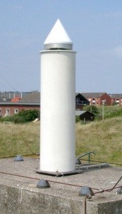 Das Bild zeigt den kompletten Antennepfeiler mit Ummantelung Das Bild zeigt den kompletten Antennepfeiler mit Ummantelung