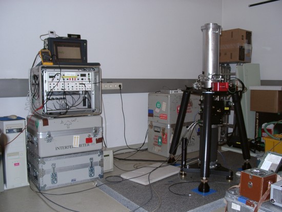 Das Bild zeigt den Messaufbau für Absolutgravimetermessungen