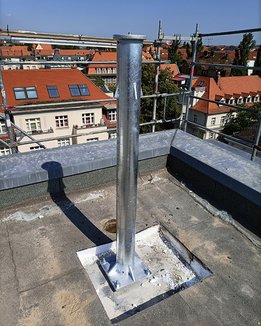 Das Bild zeigt den montiertern Stahlpfeiler mit temporärer Antenne
