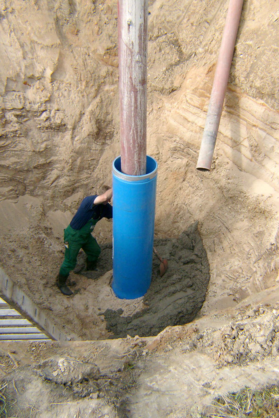 Das Bild zeigt die Arbeiten bei der Gründung eines Bodenpfeilers